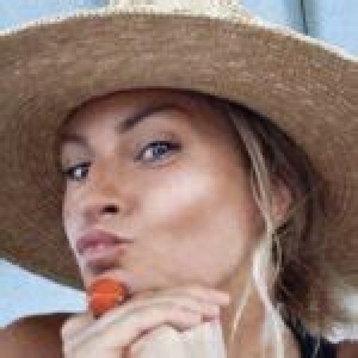 Ashley Hosbach - Net Worth, Age, Height, Birthday, Bio, Wiki!