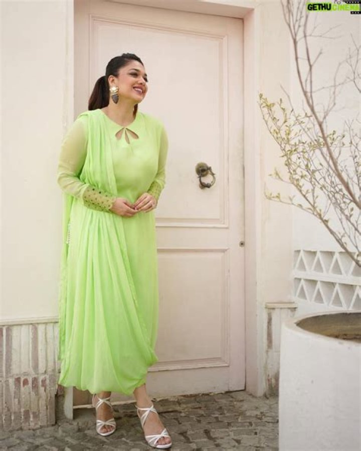 Sanam Jung - Net Worth, Age, Height, Birthday, Bio, Wiki!